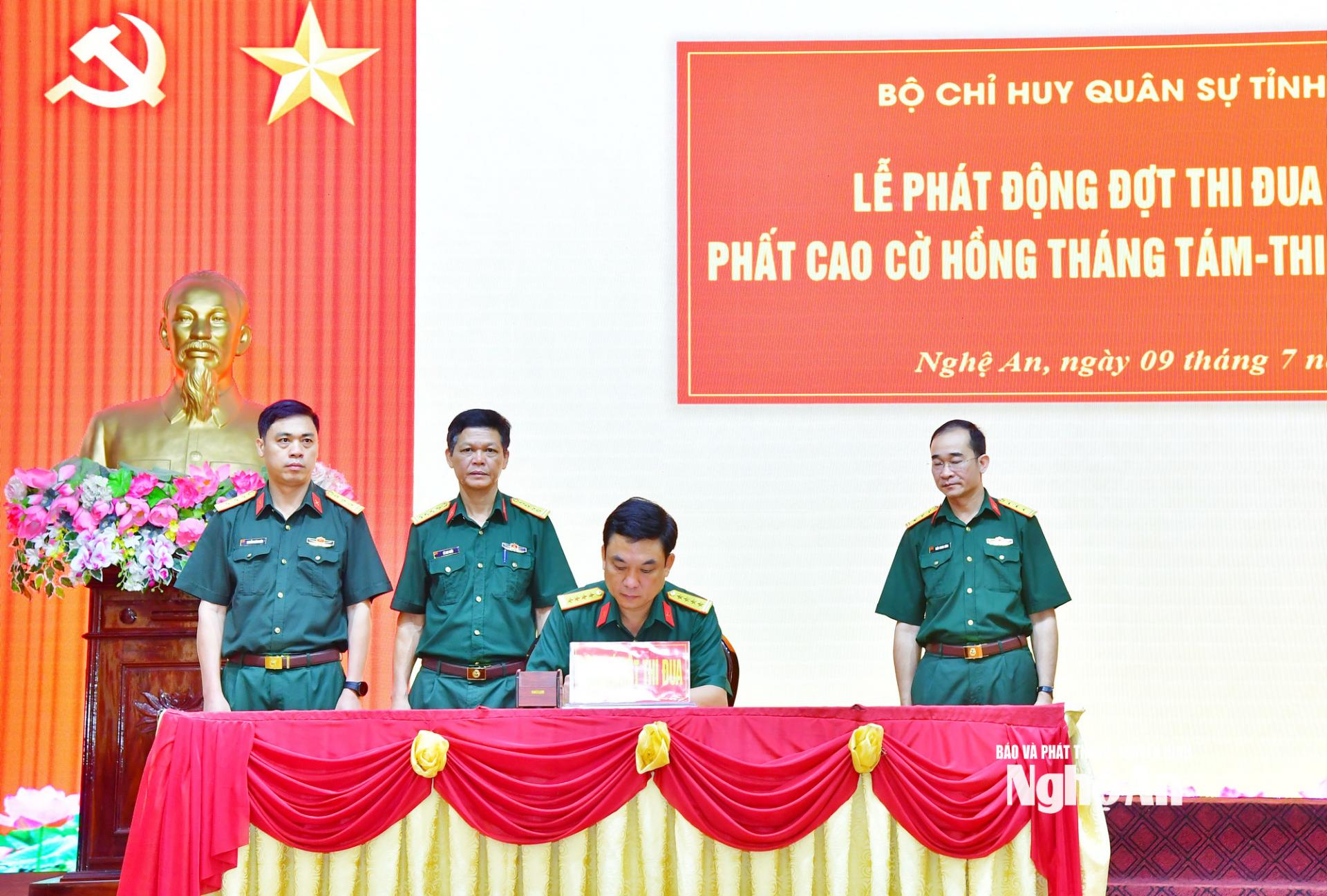 Đại tá Nguyễn Văn An - Chính ủy, Chủ tịch Hội đồng Thi đua, khen thưởng Bộ Chỉ huy Quân sự tỉnh chứng kiến và ký ghi nhận giao ước thi đua của các cơ quan.