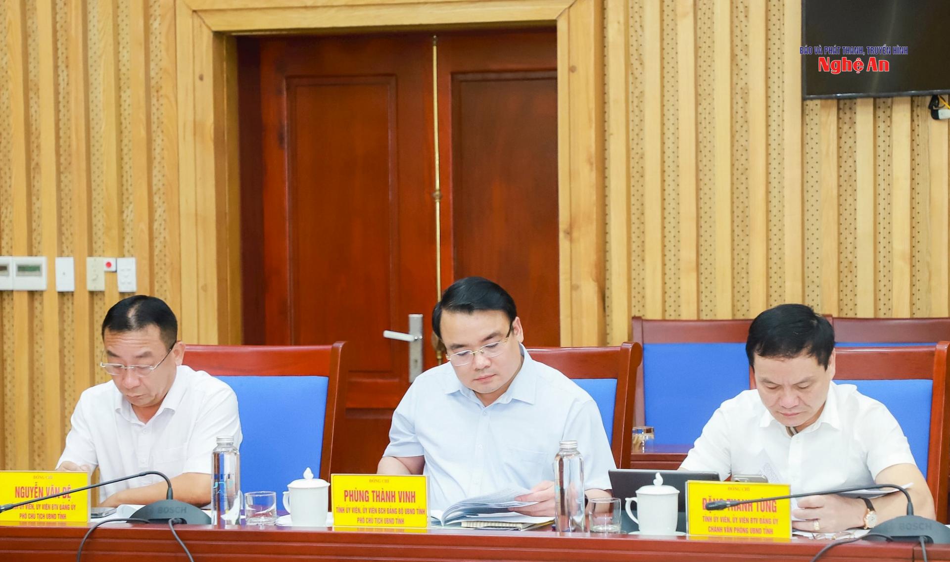 Các đồng chí Ủy viên Ban Chấp hành, Ban Thường vụ Đảng ủy UBND tỉnh tại hội nghị.