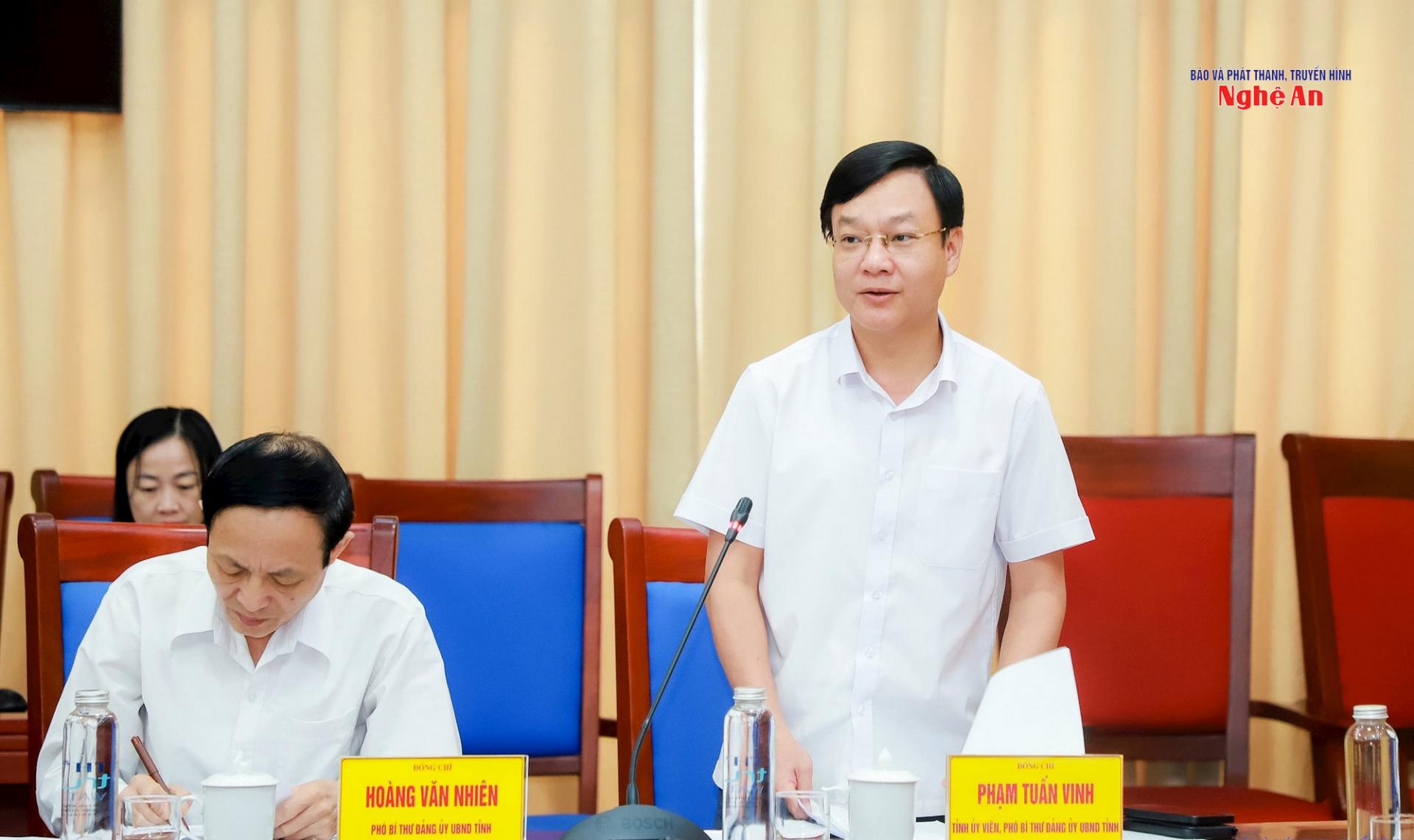 Đồng chí Phạm Tuấn Vinh - Ủy viên Ban Chấp hành Đảng bộ tỉnh, Phó Bí thư chuyên trách Đảng ủy UBND tỉnh trình bày Tờ trình Dự thảo Báo cáo chính trị (lần thứ 2) trình Đại hội đại biểu Đảng bộ UBND tỉnh nhiệm kỳ 2025 - 2030.