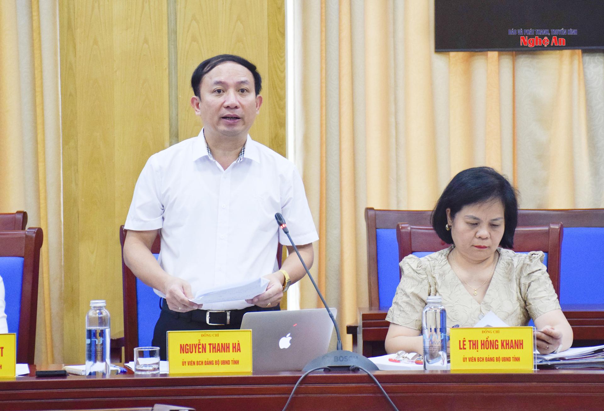 Đồng chí Nguyễn Thanh Hà - Ủy viên Ban Chấp hành Đảng bộ UBND tỉnh, Chánh Văn phòng Đảng ủy UBND tỉnh báo cáo kết quả công tác Đảng 6 tháng đầu năm.