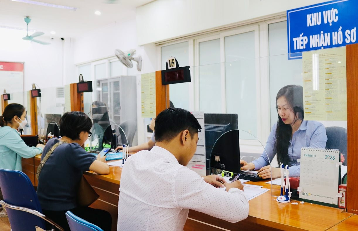 Việc hưởng phụ cấp mới và chính sách ưu đãi phụ thuộc vào địa bàn mới có thuộc danh mục vùng đặc biệt khó khăn hay không. Ảnh minh họa
