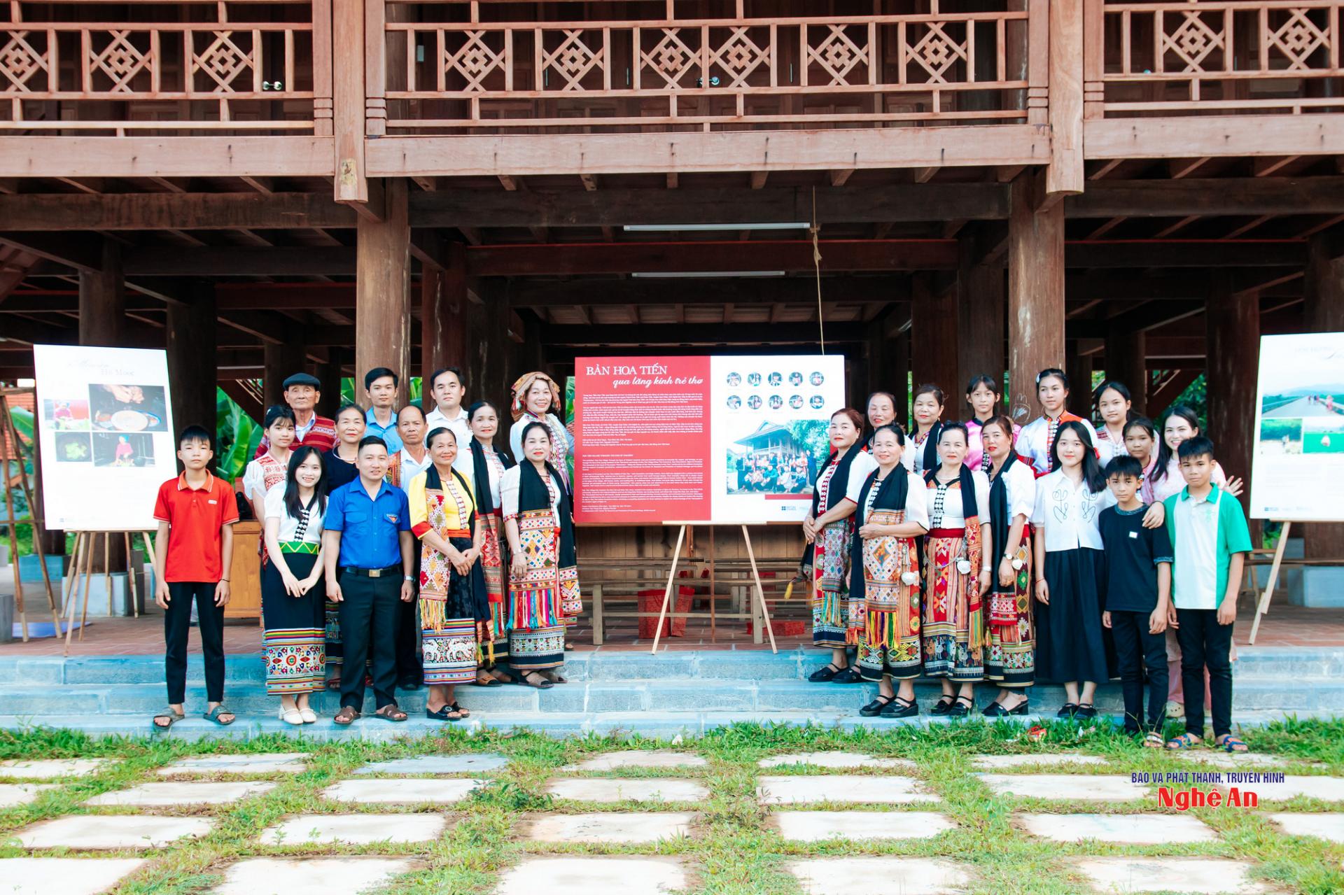 Các đại biểu chụp ảnh lưu niệm tại sự kiện.