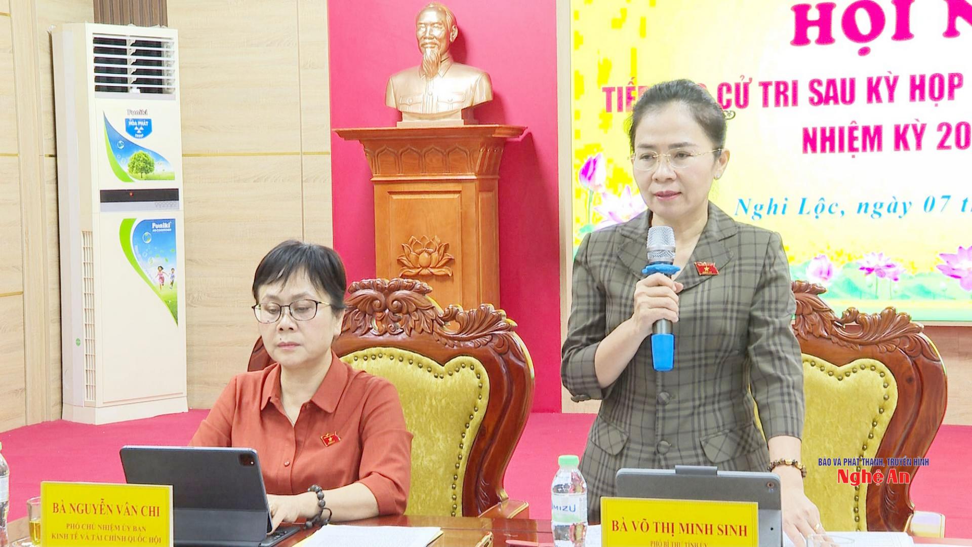 Đồng chí Võ Thị Minh Sinh - Phó Bí thư Tỉnh ủy, Chủ tịch Uỷ ban MTTQ tỉnh, Trưởng đoàn Đại biểu Quốc hội tỉnh Nghệ An phát biểu tại buổi tiếp xúc.