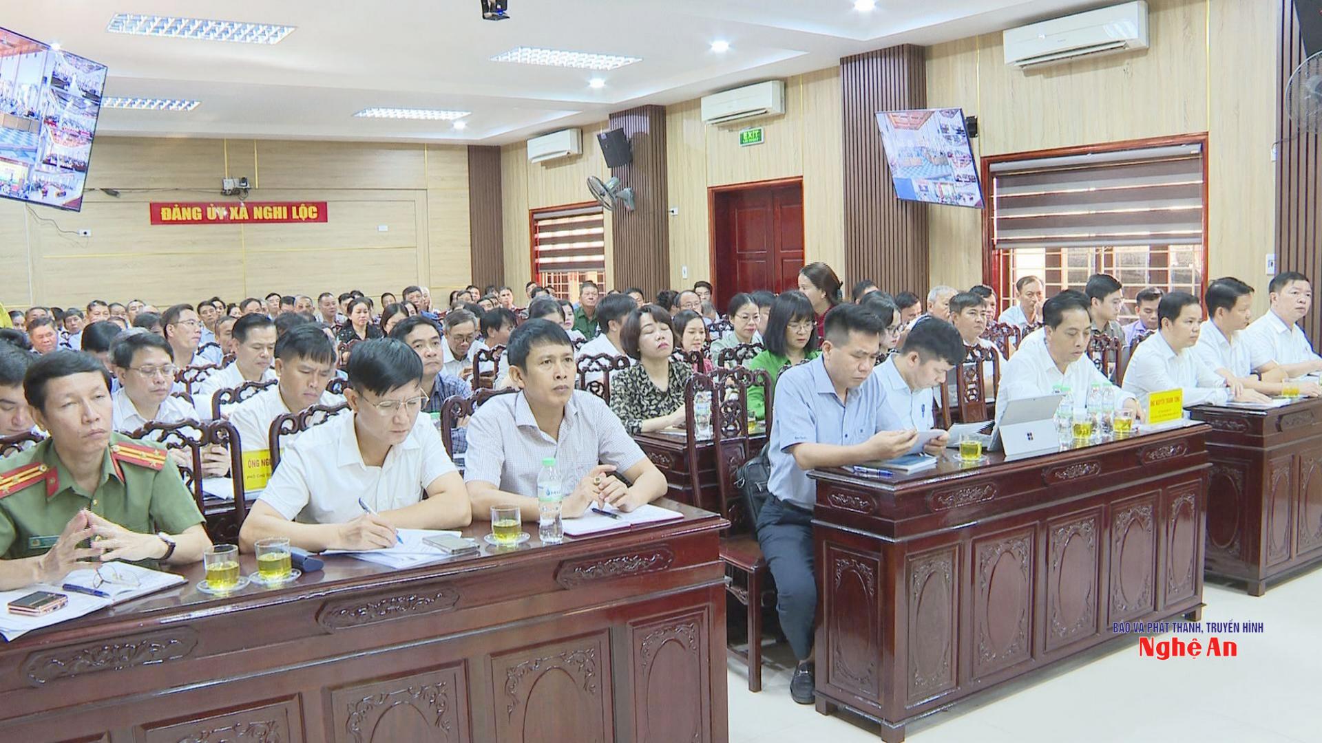 Cử tri tham gia tiếp xúc tại điểm cầu xã Nghi Lộc.