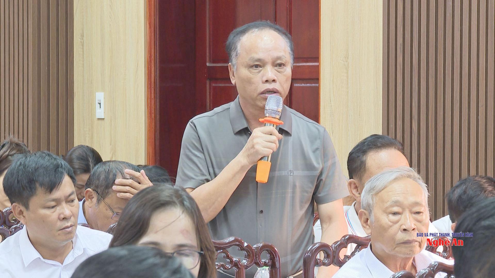 Cử tri nêu ý kiến, kiến nghị.