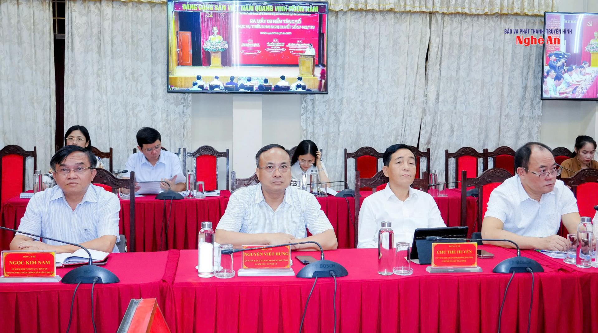 Các đồng chí trong Ban Thường vụ Tỉnh ủy, Ban Chấp hành Đảng bộ tỉnh, thành viên Ban Chỉ đạo tham dự hội nghị.