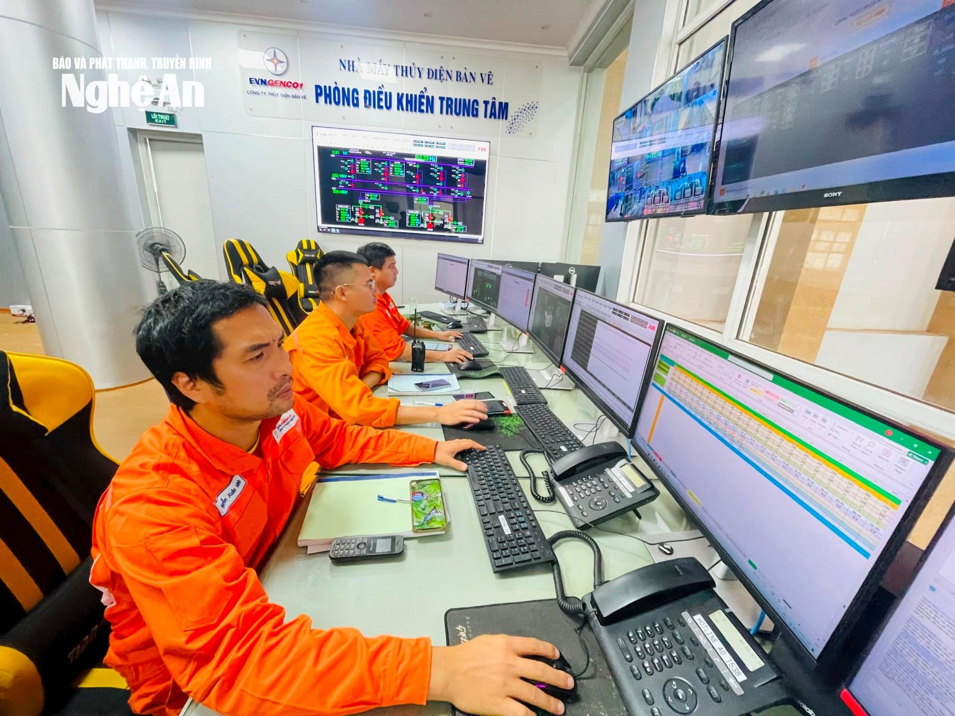 Cán bộ Nhà máy Thủy điện Bản Vẽ theo dõi sát sao lưu lượng nước. Ảnh: Quang An