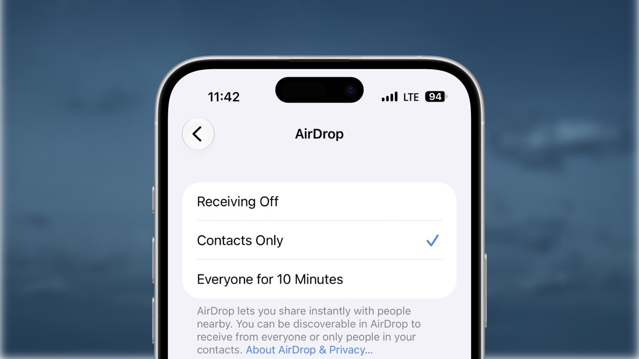 AirDrop của Apple đã trở thành những tính năng quen thuộc, cho phép người dùng chia sẻ ảnh, video và tập tin với các thiết bị ở gần. Ảnh: Internet.