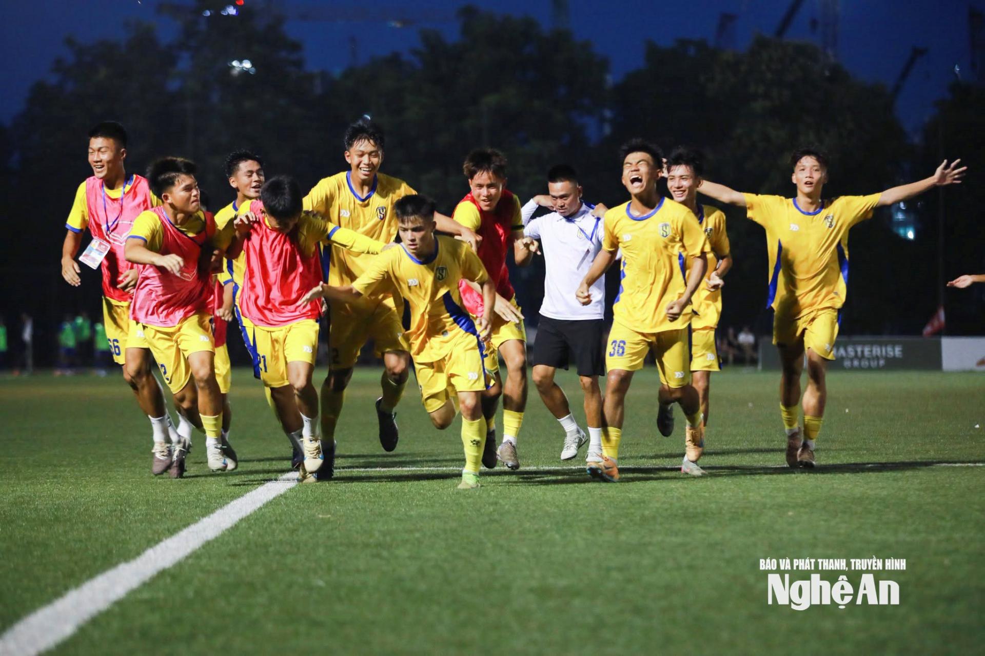 Màn ăn mừng của các cầu thủ U17 SLNA. Ảnh: SLNA