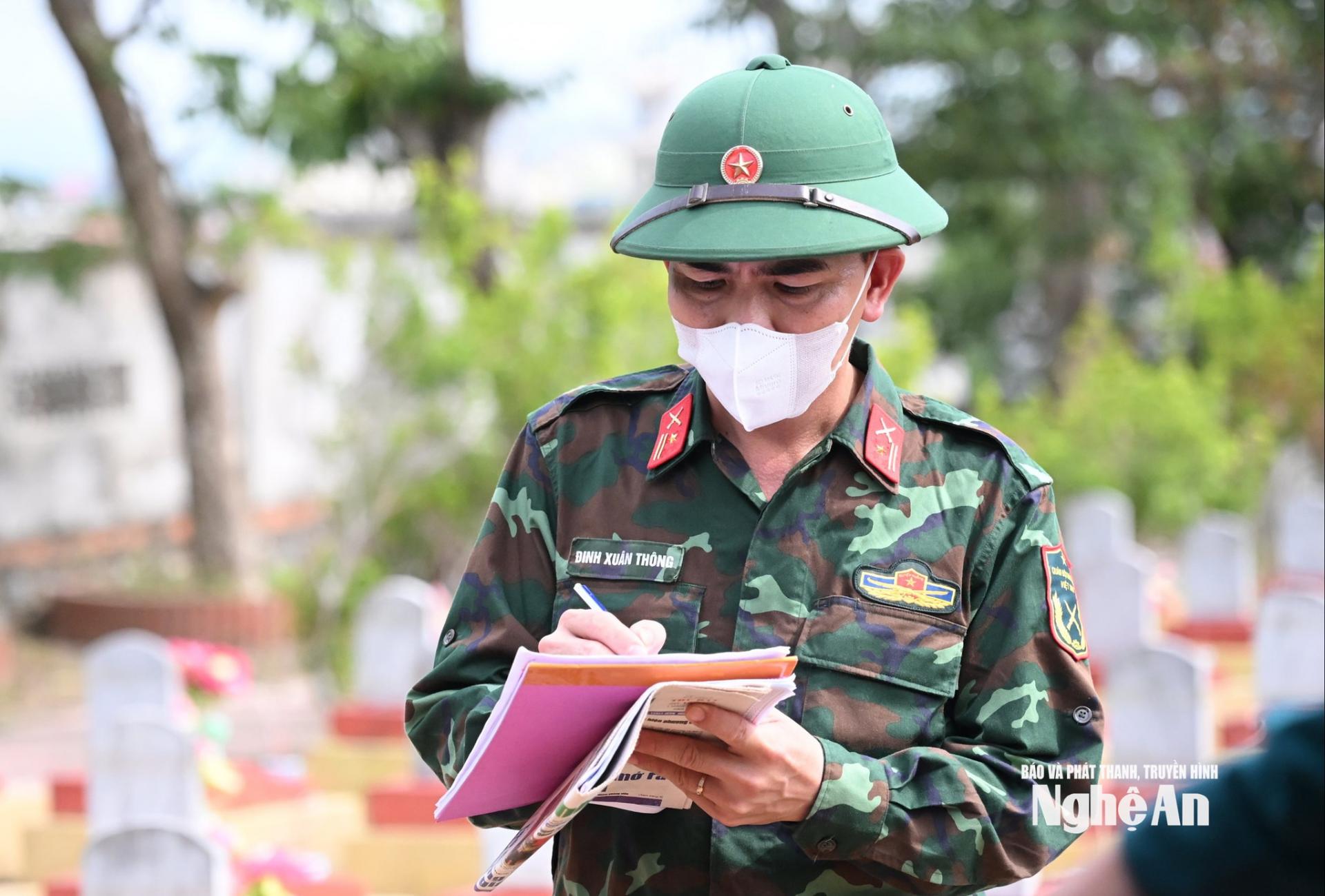 Để xác định thông tin của liệt sĩ, Nghệ An đang đẩy mạnh công tác lấy mẫu sinh phẩm hài cốt liệt sĩ tại 32 nghĩa trang. Ảnh: Thành Cường