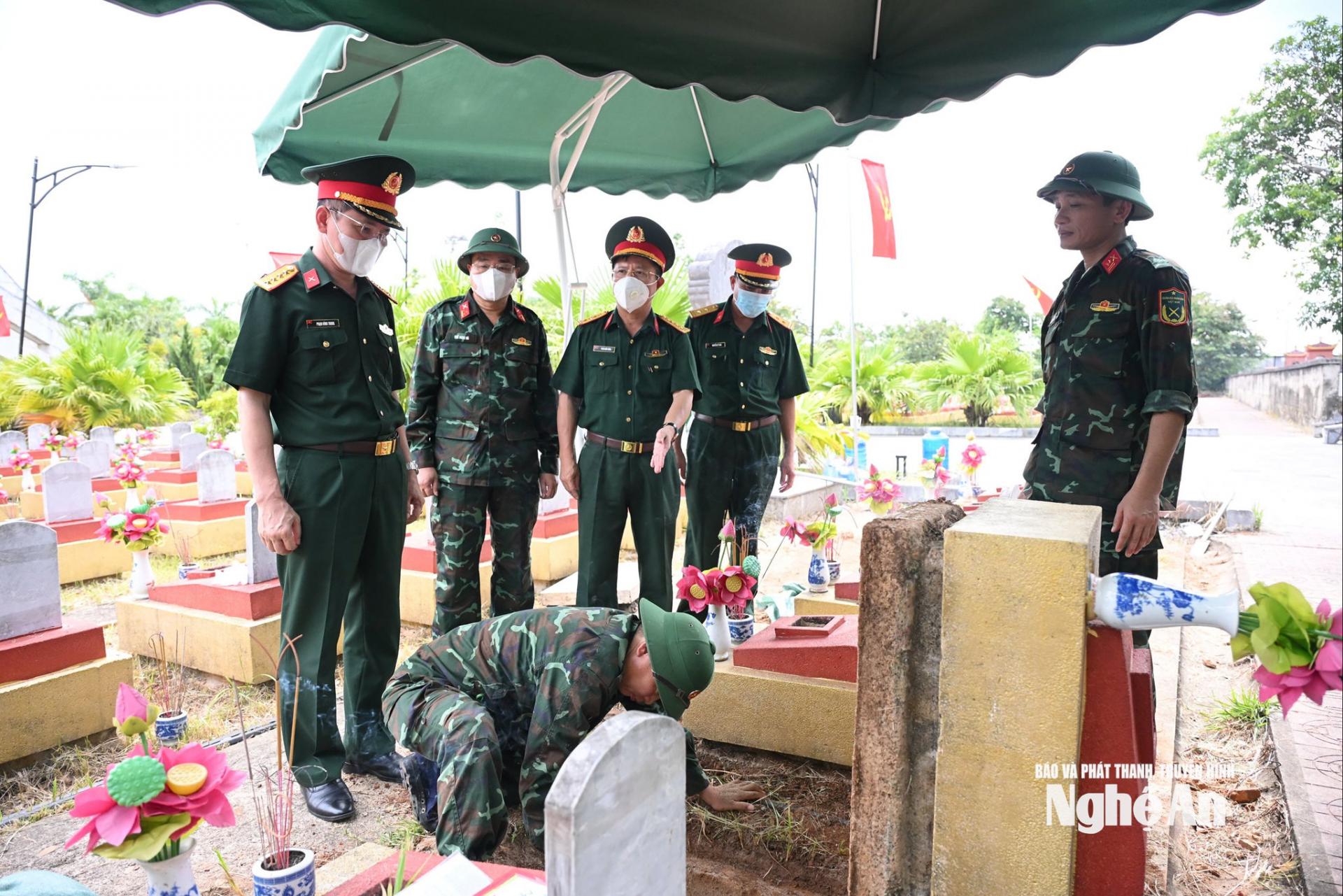 Nghệ An đã và đang quyết liệt triển khai Chiến dịch 500 ngày đêm đẩy mạnh thực hiện tìm kiếm, quy tập và xác định danh tính hài cốt liệt sĩ. Ảnh: Thành Cường