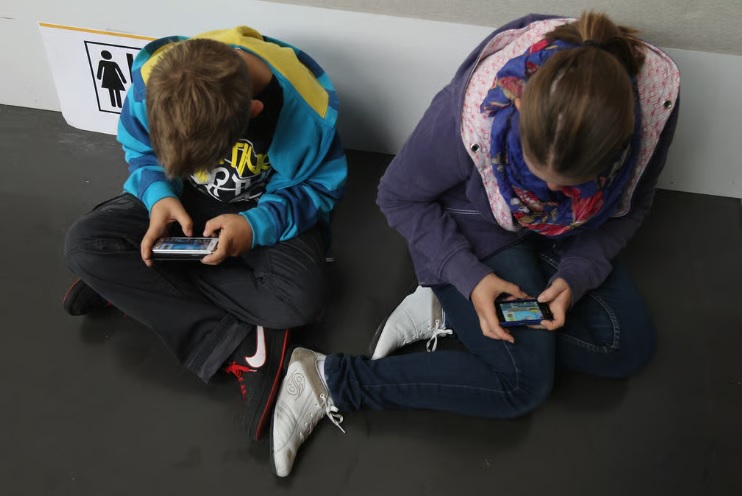 Ngày càng nhiều người sở hữu điện thoại thông minh ở độ tuổi trẻ hơn. Ảnh: Getty Images