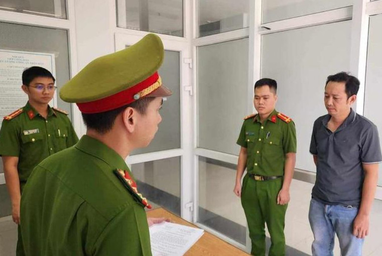 Tống đạt quyết định bắt tạm giam Lâm Học để điều tra hành vi tham ô tài sản