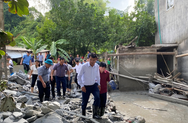 Bí thư Tỉnh uỷ Lào Cai Đặng Xuân Phong thị sát hiện trường sự cố vỡ hồ thải quặng.