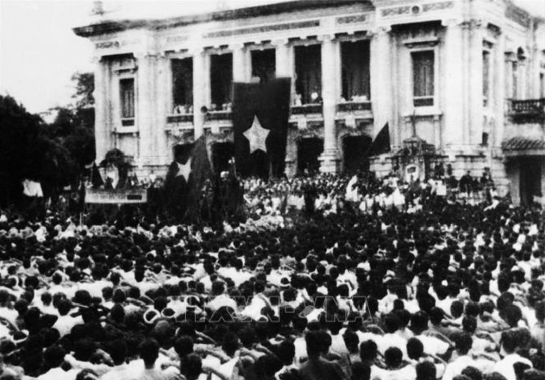 Sáng 19/8/1945, hàng chục vạn người dân ở Hà Nội và các tỉnh lân cận theo các ngả đường kéo về quảng trường Nhà hát lớn Hà Nội dự cuộc mít tinh lớn chưa từng có của quần chúng cách mạng, hưởng ứng cuộc Tổng khởi nghĩa giành chính quyền. Ảnh Tư liệu: TTXVN