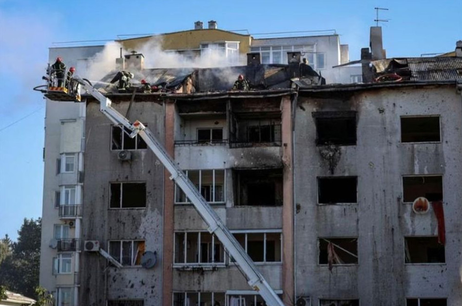 Khu nhà bị hư hại trong giao tranh ở tỉnh Lviv (Ukraine) ngày 15-8. Ảnh: REUTERS