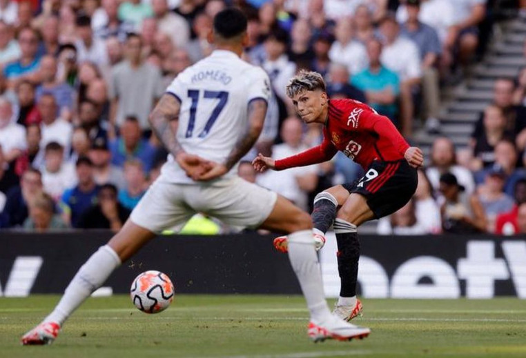 Man United mất phạt đền ở tình huống Romero để tay chạm bóng