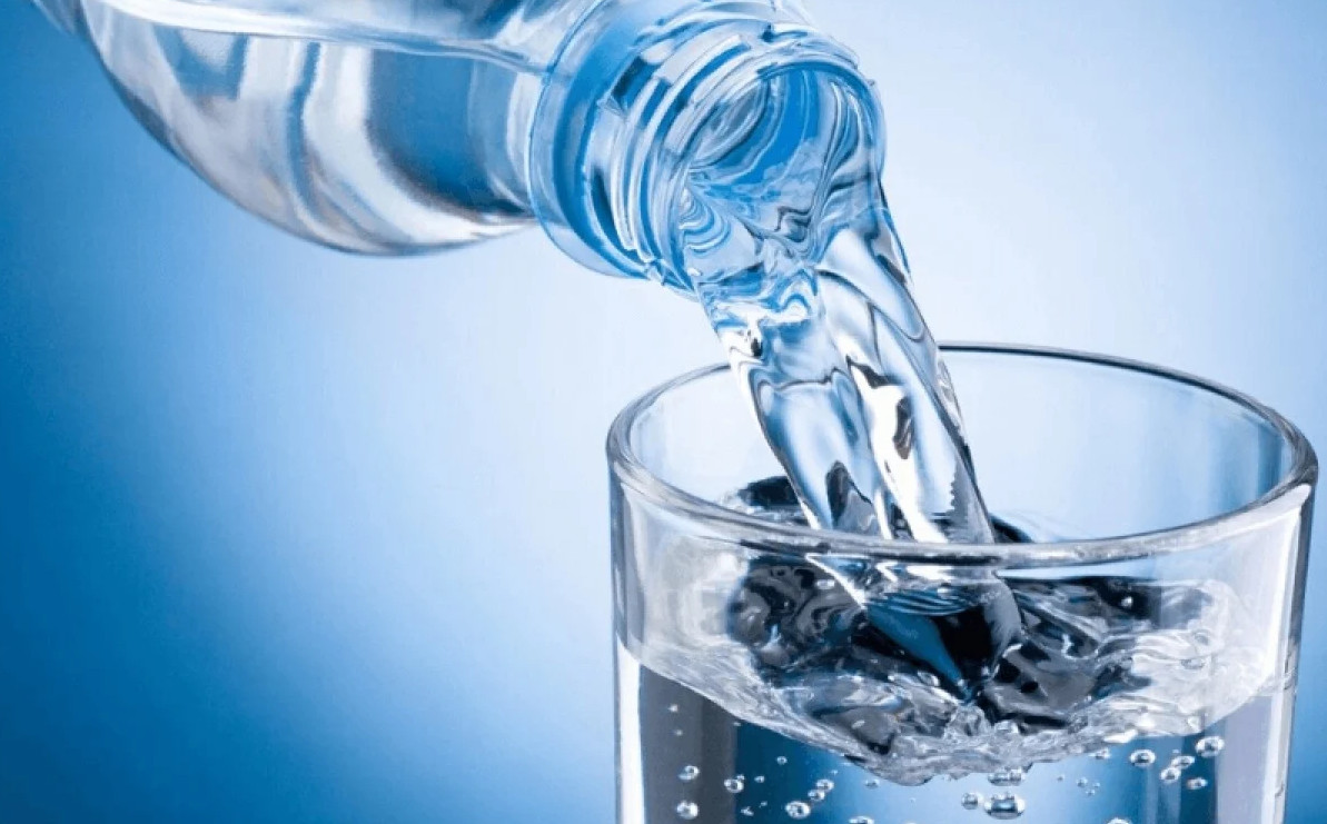 Ngay sau khi thức dậy, bạn nên uống luôn 300 - 500ml nước ấm.