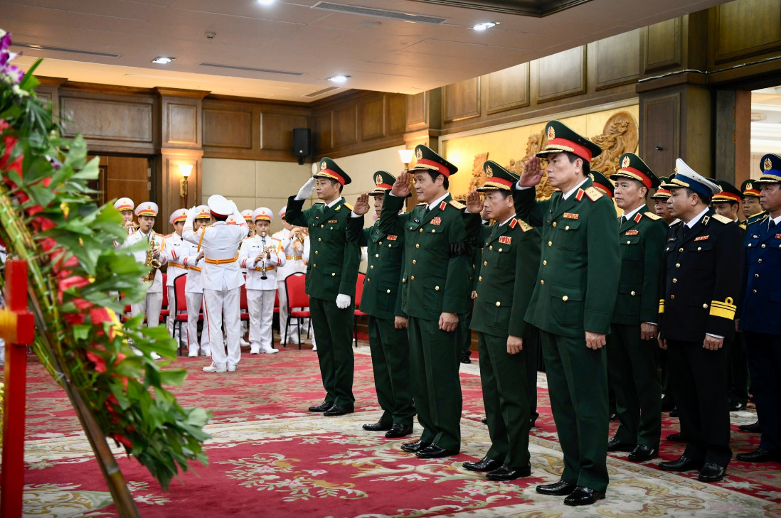 Đoàn Quân ủy Trung ương, Bộ Quốc phòng do Thượng tướng Vũ Hải Sản làm Trưởng đoàn vào viếng đồng chí Lê Văn Thành.