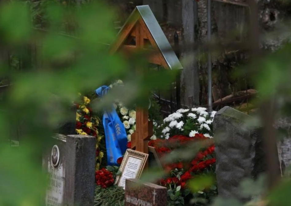 Lực lượng chức năng canh gác gần khu vực mộ của trùm Wagner Yevgeny Prigozhin tại nghĩa trang Porokhovskoye ở ngoại ô TP St Petersburg (Nga) ngày 29-8. Ảnh: REUTERS