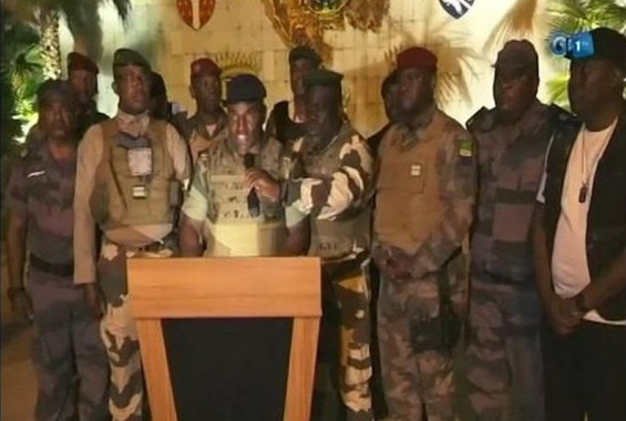Nhóm quân nhân xuất hiện trên truyền hình và tuyên bố nắm quyền tại Gabon. Ảnh: Reuters