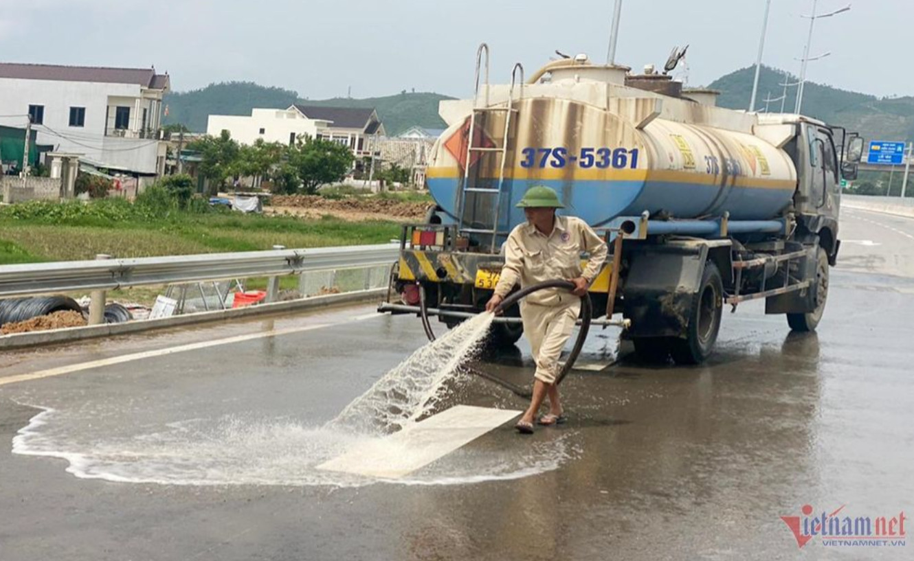Công nhân rửa mặt đường cao tốc trước ngày thông xe. 