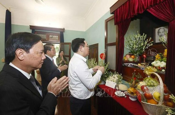 Chủ tịch Quốc hội Vương Đình Huệ thành kính dâng hương, bày tỏ lòng biết ơn vô hạn đối với Chủ tịch Hồ Chí Minh