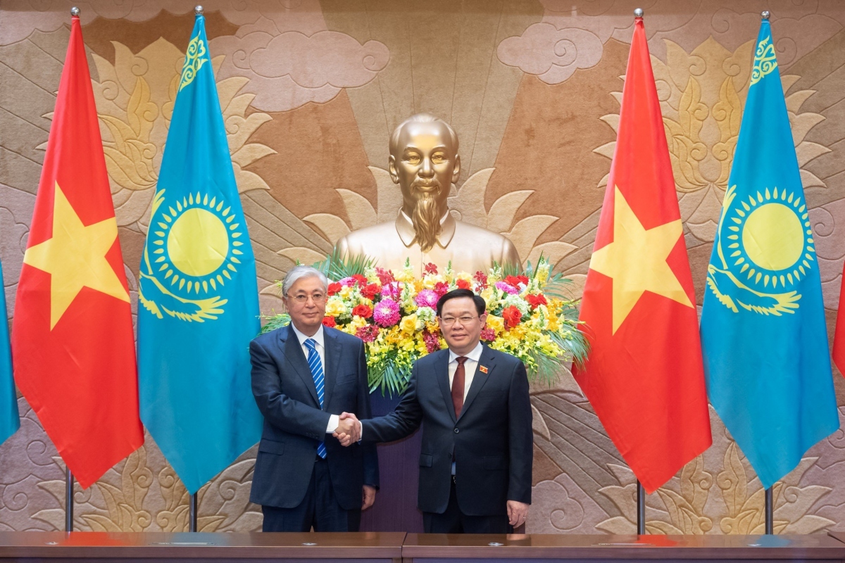 Chủ tịch Quốc hội Vương Đình Huệ hội kiến Tổng thống Kazakhstan Kassym-Jomart Tokayev.