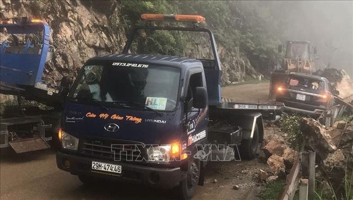 Khoảng 8 giờ 40 phút ngày 4/8/2023, tại km 128+740 Quốc lộ 6, đoạn từ tỉnh Hòa Bình đi tỉnh Sơn La, đơn vị chức năng triển khai công tác cứu hộ cứu nạn xe ô tô bán tải bị đất đá rơi vào. 