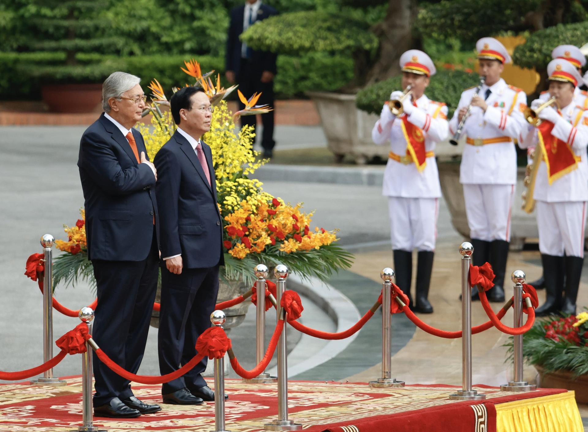 Sáng 21/8, Lễ đón chính thức Tổng thống Kazakhstan Kassym-Jomart Tokayev diễn ra trọng thể tại Phủ Chủ tịch