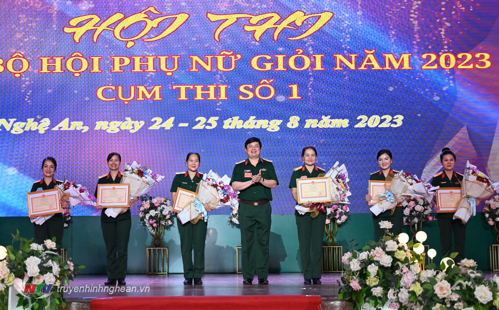 Đại tá Thái Đức Hạnh - Phó chủ nhiệm Chính trị Quân khu - Phó Ban tổ chức - Trưởng Ban Giám khảo trao thưởng cho Đội thi Cục Hậu cần và Cục Chính trị đạt giải nhì tại Hội thi cán bộ phụ nữ giỏi Cụm 1 nă.