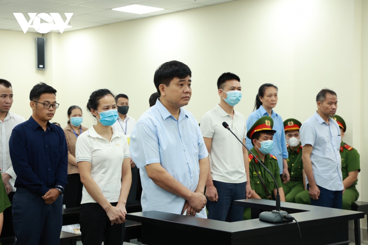 Cựu Chủ tịch UBND TP Hà Nội - Nguyễn Đức Chung cùng các bị cáo hầu tòa trong vụ nâng khống giá cây xanh.