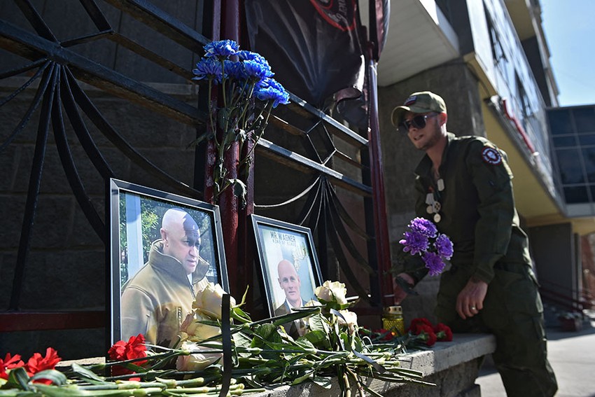 Di ảnh của ông trùm Wagner Yevgeny Prigozhin (trái) và nhân vật thứ hai trong tập đoàn Dmitry Utkin (phải) tại một đài tưởng niệm bên ngoài văn phòng Wagner ở TP Novosibirsk, Nga ngày 24-8. Ảnh: REUTERS