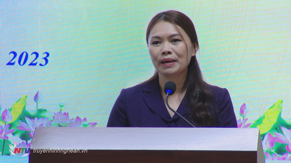 Đồng chí Trần Thị Cẩm Tú - Phó Chủ tịch UBND TP Vinh thông tin tại hội nghị.