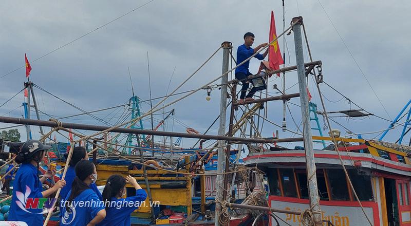 Đoàn thanh niên tình nguyện Diễn Ngọc giúp ngư dân thay cờ Tổ quốc