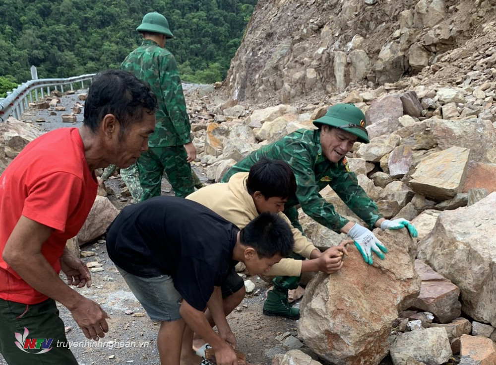 Cán bộ chiến sỹ Đồn Biên phòng Mường Ải (BĐBP Nghệ An) phối hợp cùng nhân dân địa phương khắc phục tình trạng đá sạt lở gây ách tắc giao thông, mất an toàn trên tuyến đường qua địa bàn 