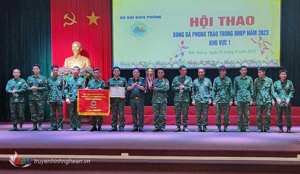 Thiếu tướng Nguyễn Văn Thiện, Phó Tư lệnh BĐBP trao giải Nhất cho đội bóng đá BĐBP Nghệ An
