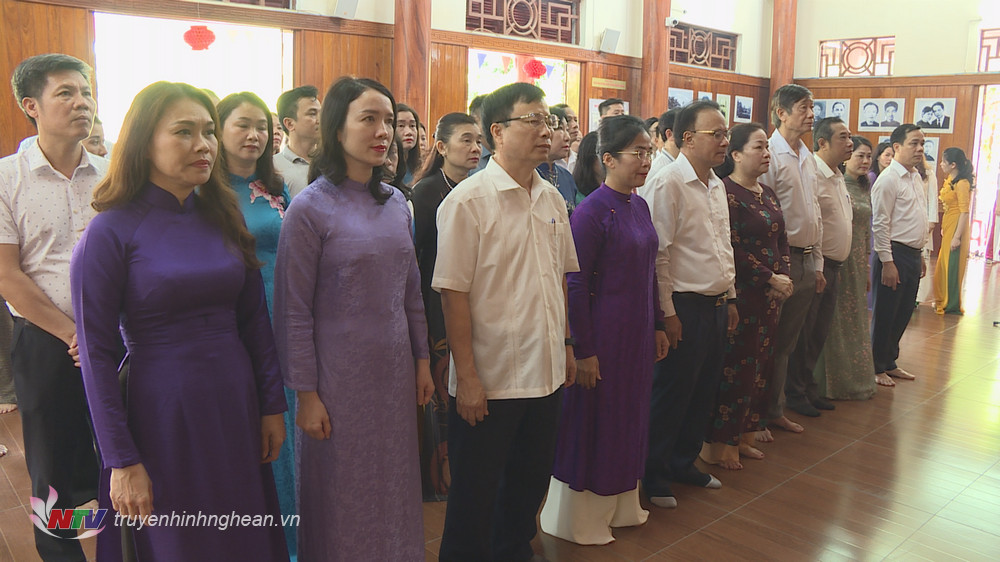 Các đại biểu dự lễ tưởng niệm đồng chí Nguyễn Thị Minh Khai