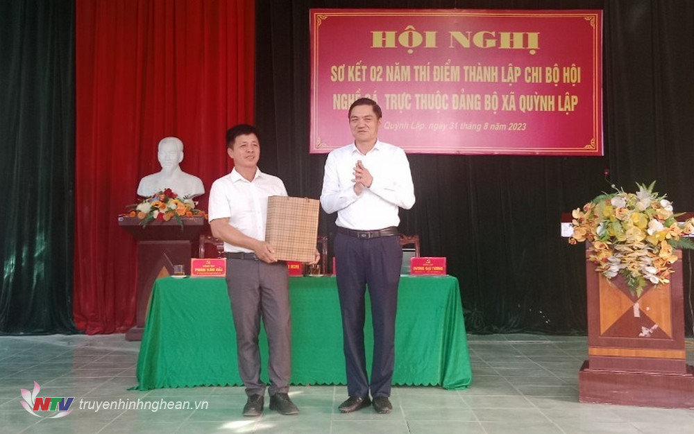 Phó Bí thư Tỉnh ủy Hoàng Nghĩa Hiếu tặng quà chi bộ Hội Nghề cá xã Quỳnh Lập