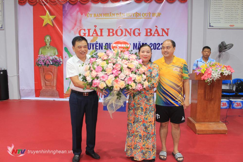 Các đơn vị tặng hoa chúc mừng giải bóng bàn huyện Quỳ Hợp.