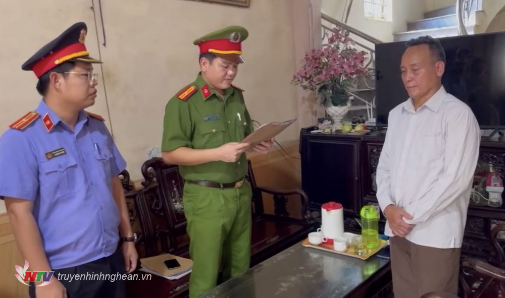 Cơ quan CSĐT Công an huyện Yên Thành thi hành lệnh bắt bị can để tạm giam đối với ông Nguyễn Văn Thạch.