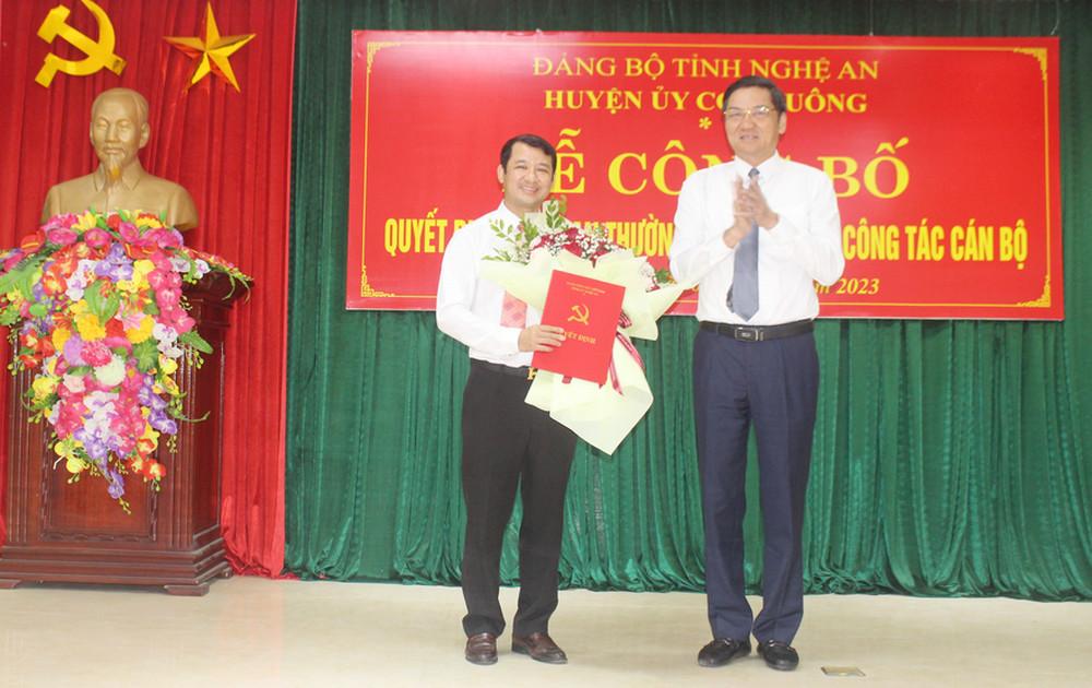 Phó Bí thư Tỉnh uỷ Hoàng Nghĩa Hiếu trao quyết định và tặng hoa chúc mừng tân Bí thư Huyện uỷ Con Cuông.