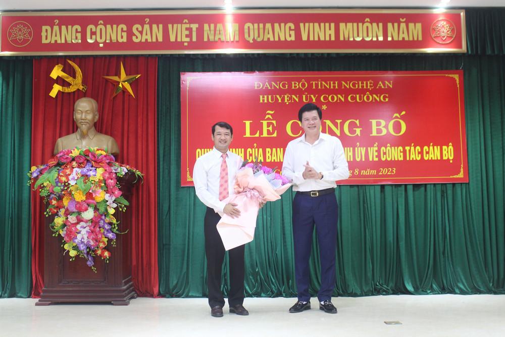 Đồng chí Nguyễn Đình Hùng - Chánh văn phòng Tỉnh uỷ, nguyên Bí thư Huyện uỷ Con Cuông tặng hoa chúc mừng.