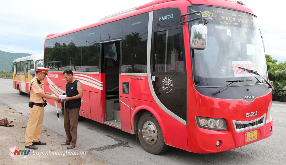 Từ ngày 1/8 đến 15/10/2023, Công an Nghệ An sẽ triển khai kế hoạch Tổng kiểm soát xe ô tô kinh doanh vận tải hành khách và xe ô tô vận tải hàng hóa bằng container trên địa bàn toàn tỉnh. 