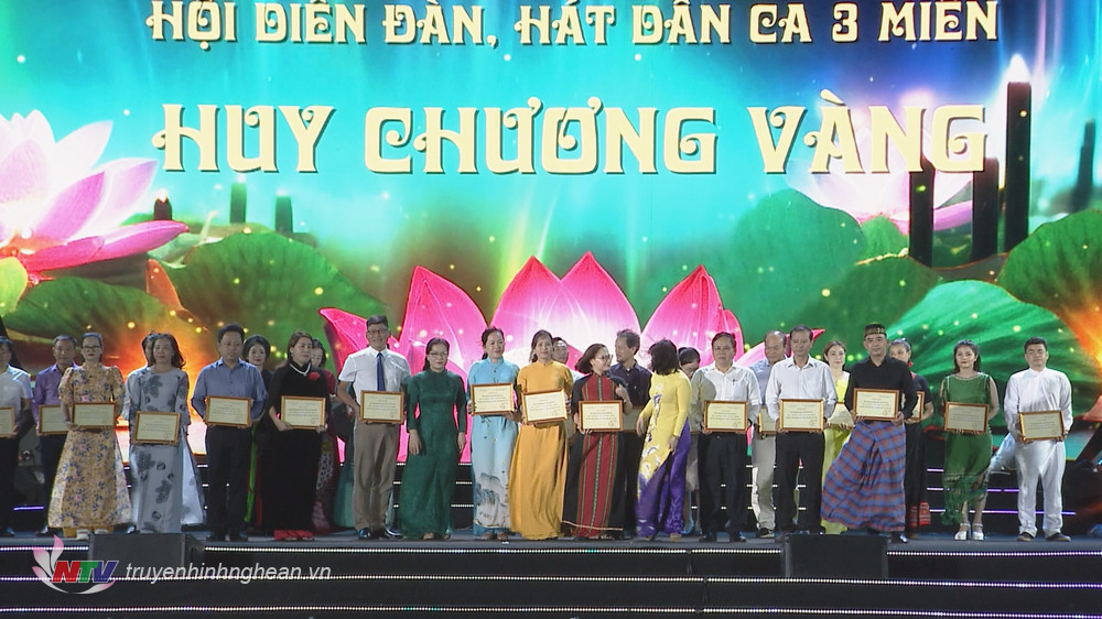 Trao Huy chương Vàng cho các đoàn Nghệ thuật quần chúng tham gia Hội diễn Đàn, hát dân ca 3 miền.