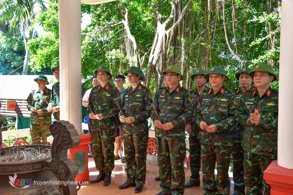 Đoàn công tác Bộ Chỉ huy Quân sự tỉnh dâng hương tại Đài tưởng niệm các anh hùng liệt sĩ trên Đảo Mắt. 