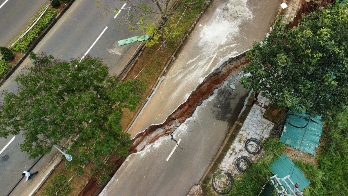 Đơn vị chức năng phát hiện dòng chảy ngầm dưới khu vực sụp đất. Các vết nứt vẫn mở rộng.