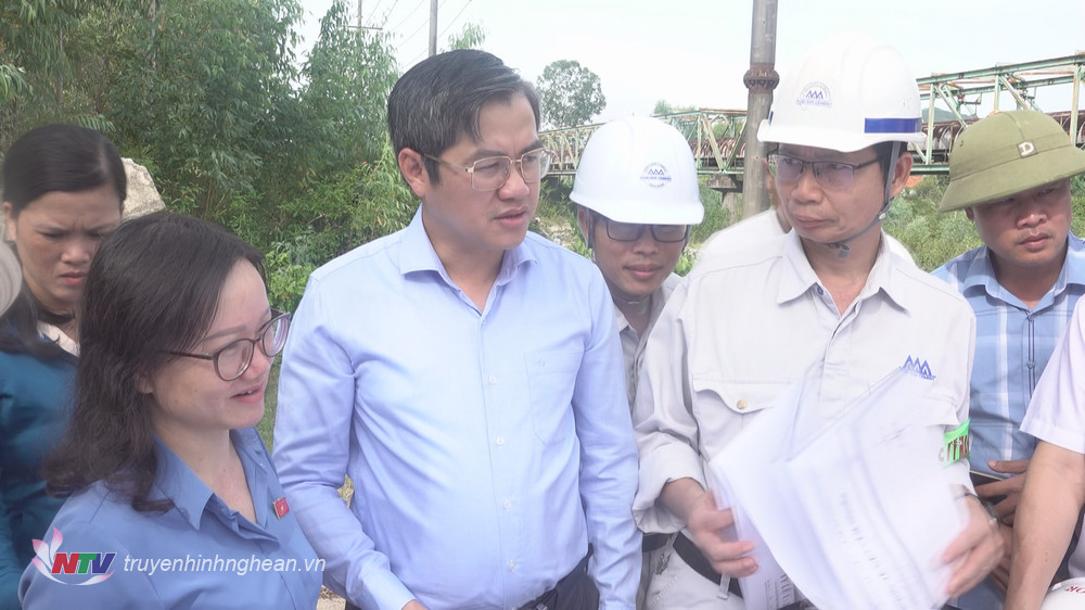 Đoàn đại biểu Quốc hội tỉnh khảo sát tại Dự án Khai thác mỏ cát Silic (giai đoạn 1) tại xã Quỳnh Lộc, thị xã Hoàng Mai. 