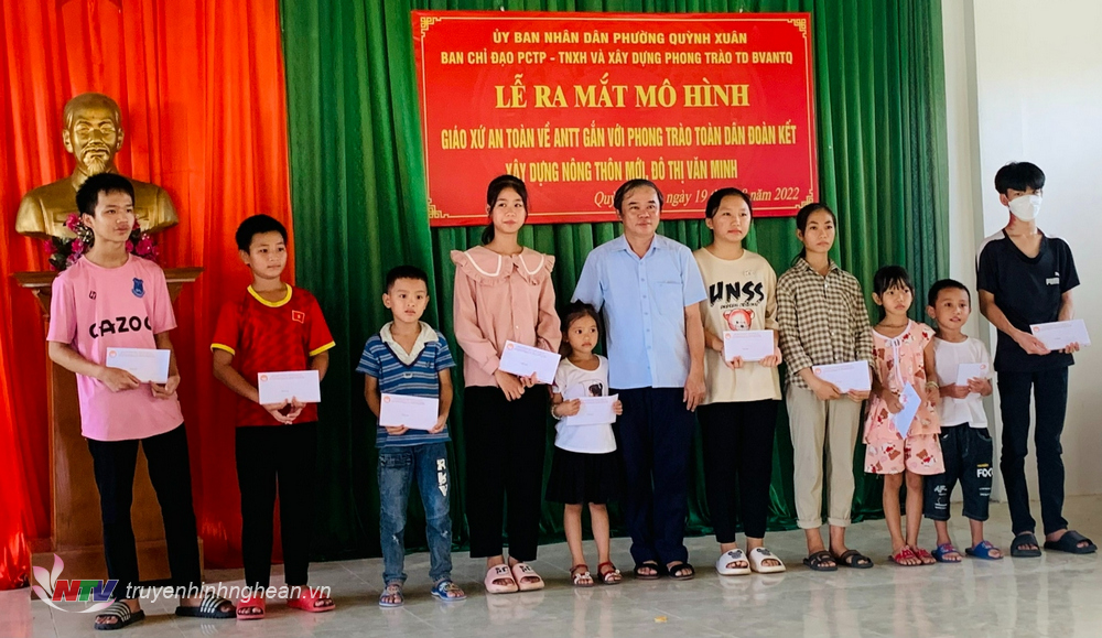 Lãnh đạo Ban Dân vận Tỉnh ủy Nghệ An tặng quà cho các cháu có hoàn cảnh khó khăn tại Giáo xứ Xuân An, phường Quỳnh Xuân