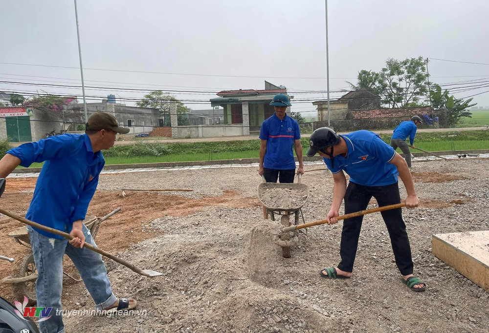 Đoàn thanh niên phối hợp với nhân dân làm nhà văn hóa, sân bóng chuyền tại thôn 3B Giáo xứ Dị Lệ xã Quỳnh Lộc